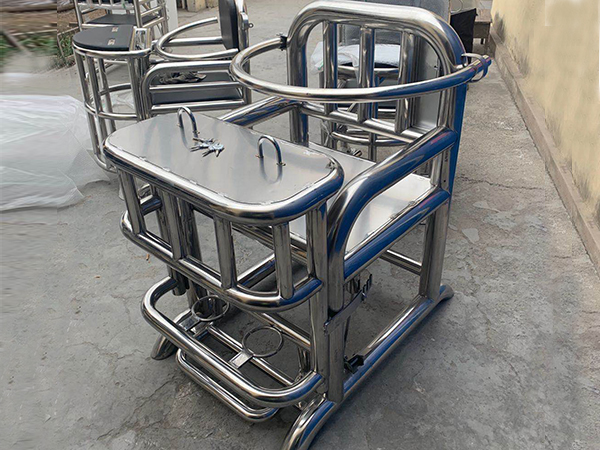 犯人坐審訊椅為什么要赤腳？